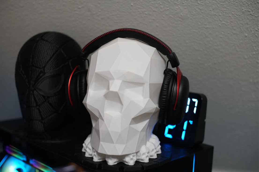 Headphone Stand - "عصام"